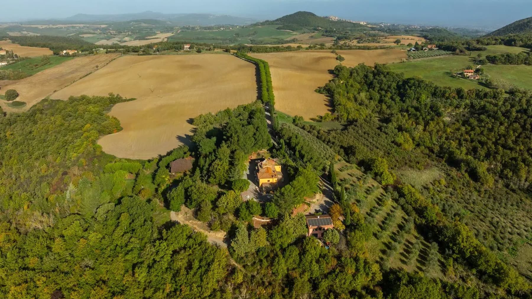 Casale con piscina e 70 ettari a Montepulciano, Toscana