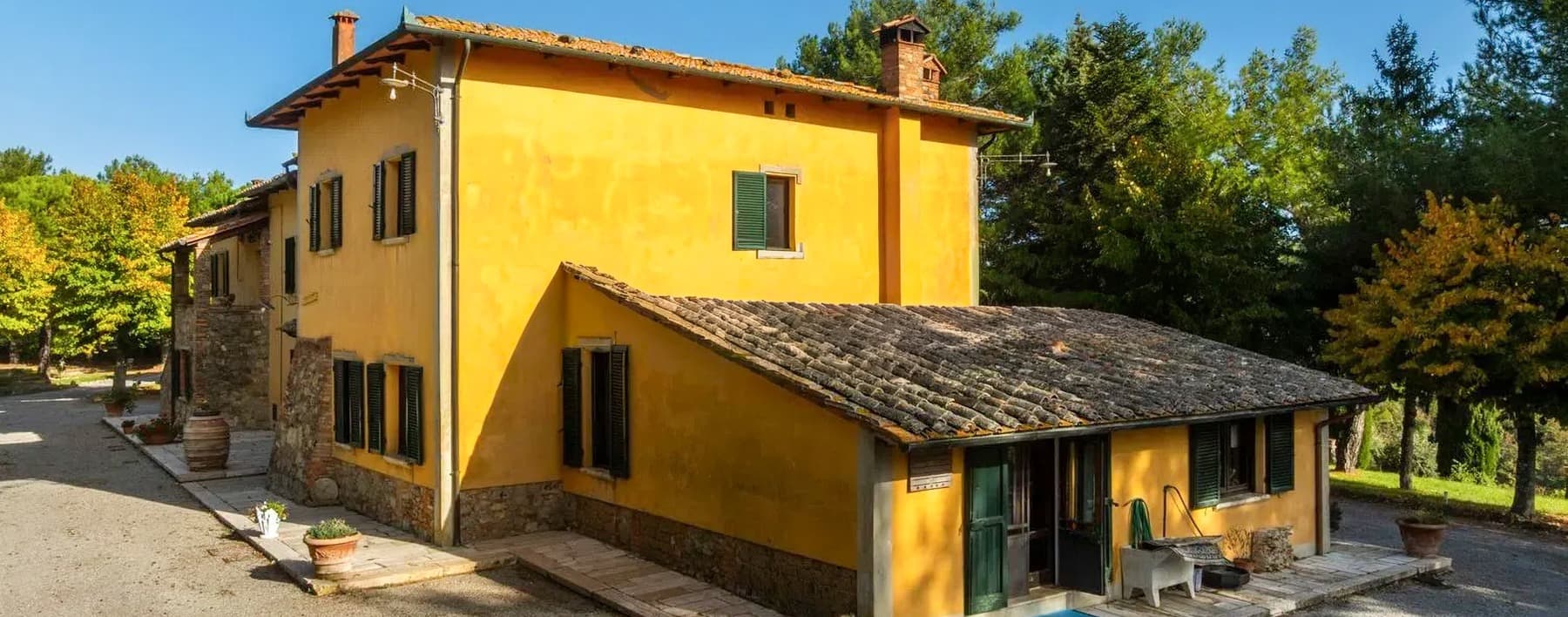 Casale con piscina e 70 ettari a Montepulciano, Toscana