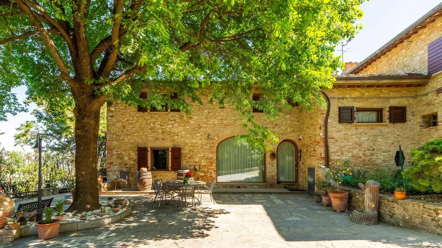 Tenuta-Complesso con Vista Panoramica a Gambassi Terme