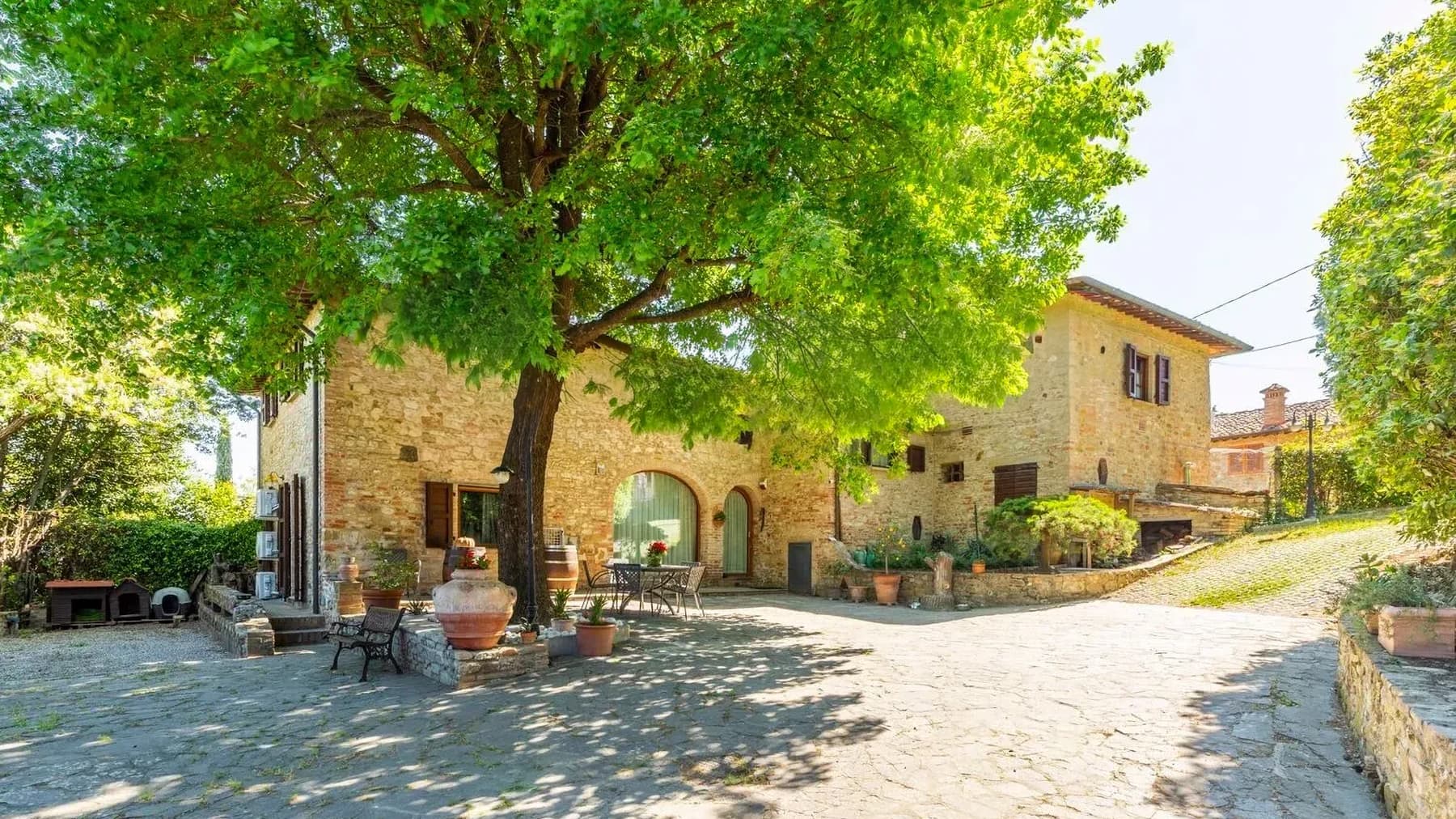 Tenuta-Complesso con Vista Panoramica a Gambassi Terme