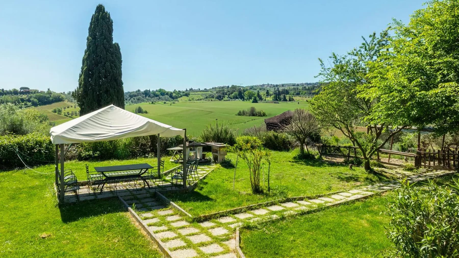Tenuta-Complesso con Vista Panoramica a Gambassi Terme