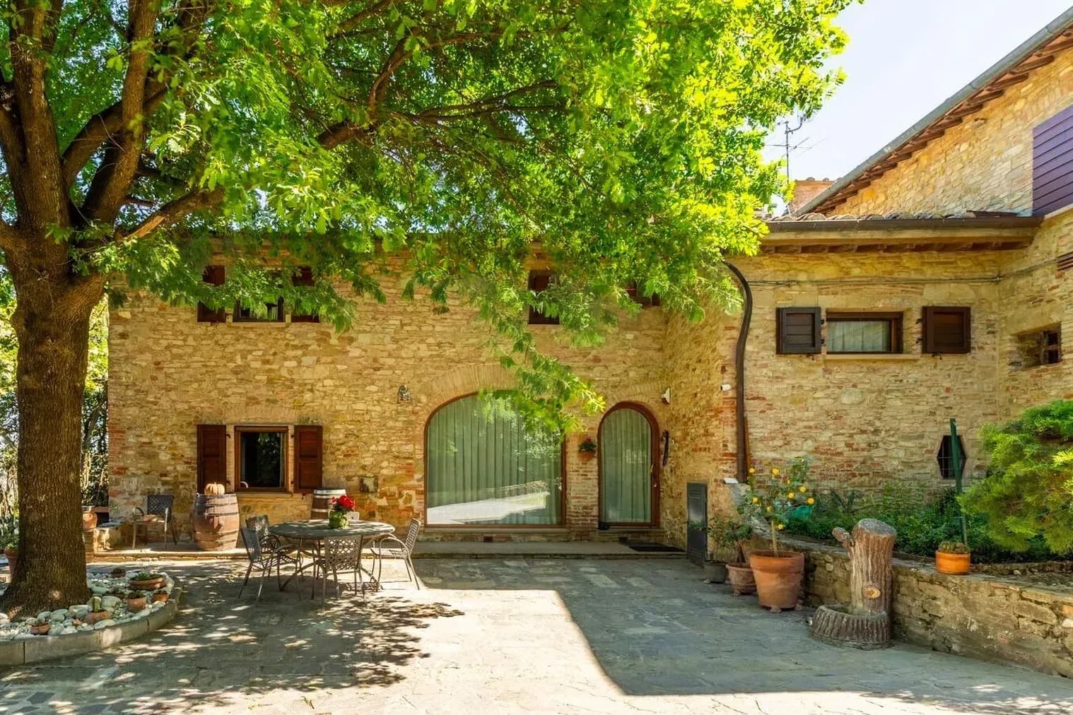 Tenuta-Complesso con Vista Panoramica a Gambassi Terme