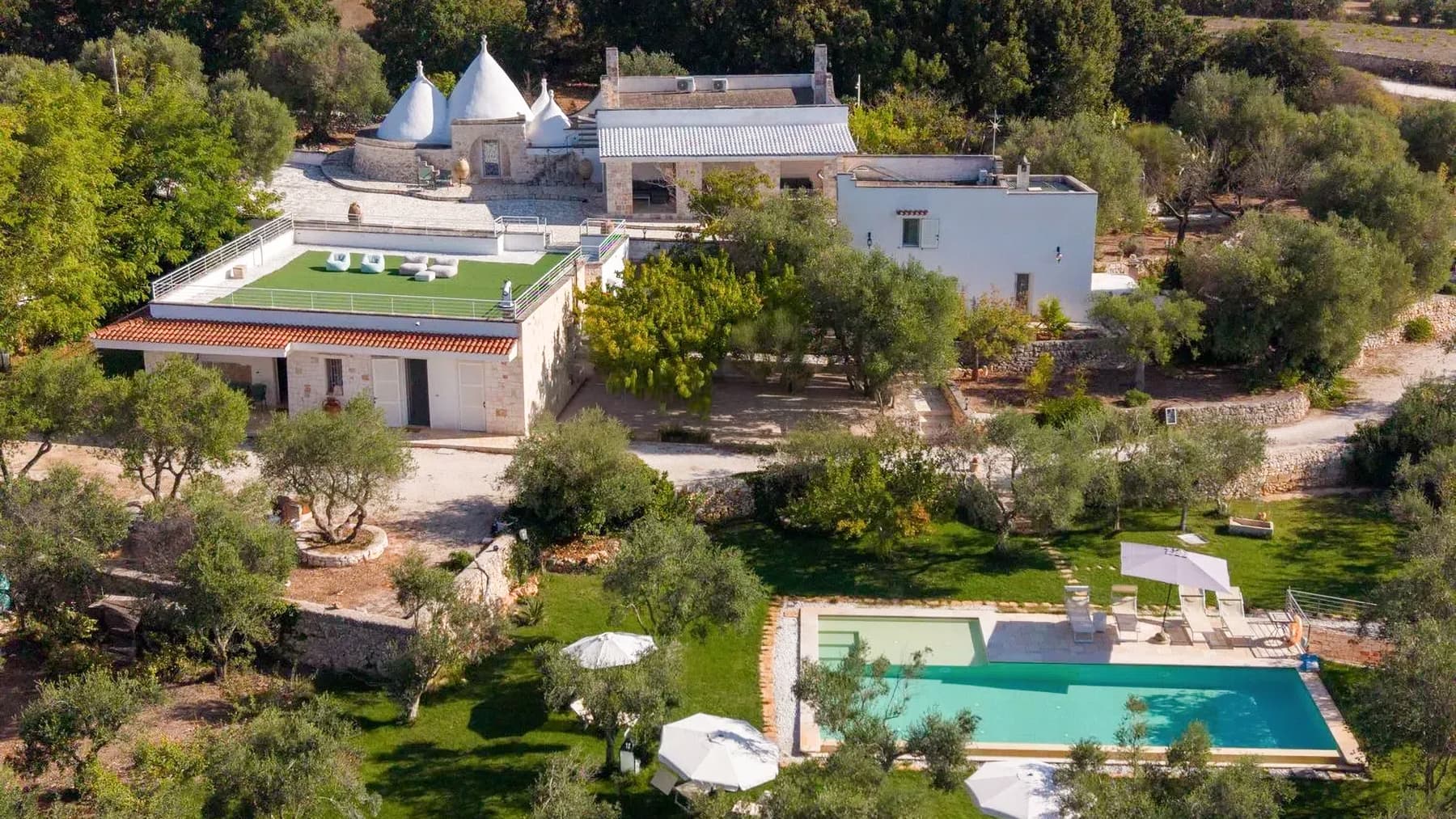 Villa con Trulli e Piscina, panoramica ad Ostuni, Puglia