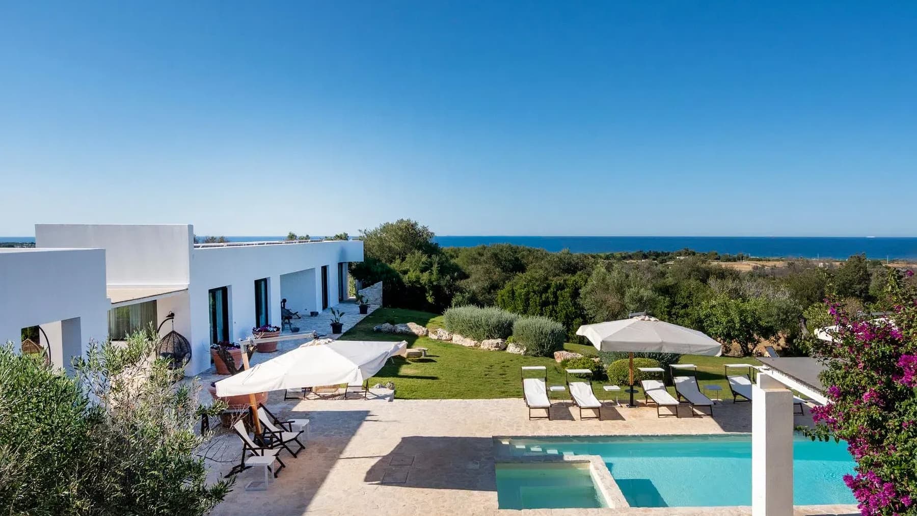 Villa di Prestigio a Carovigno con Vista Mare in Puglia