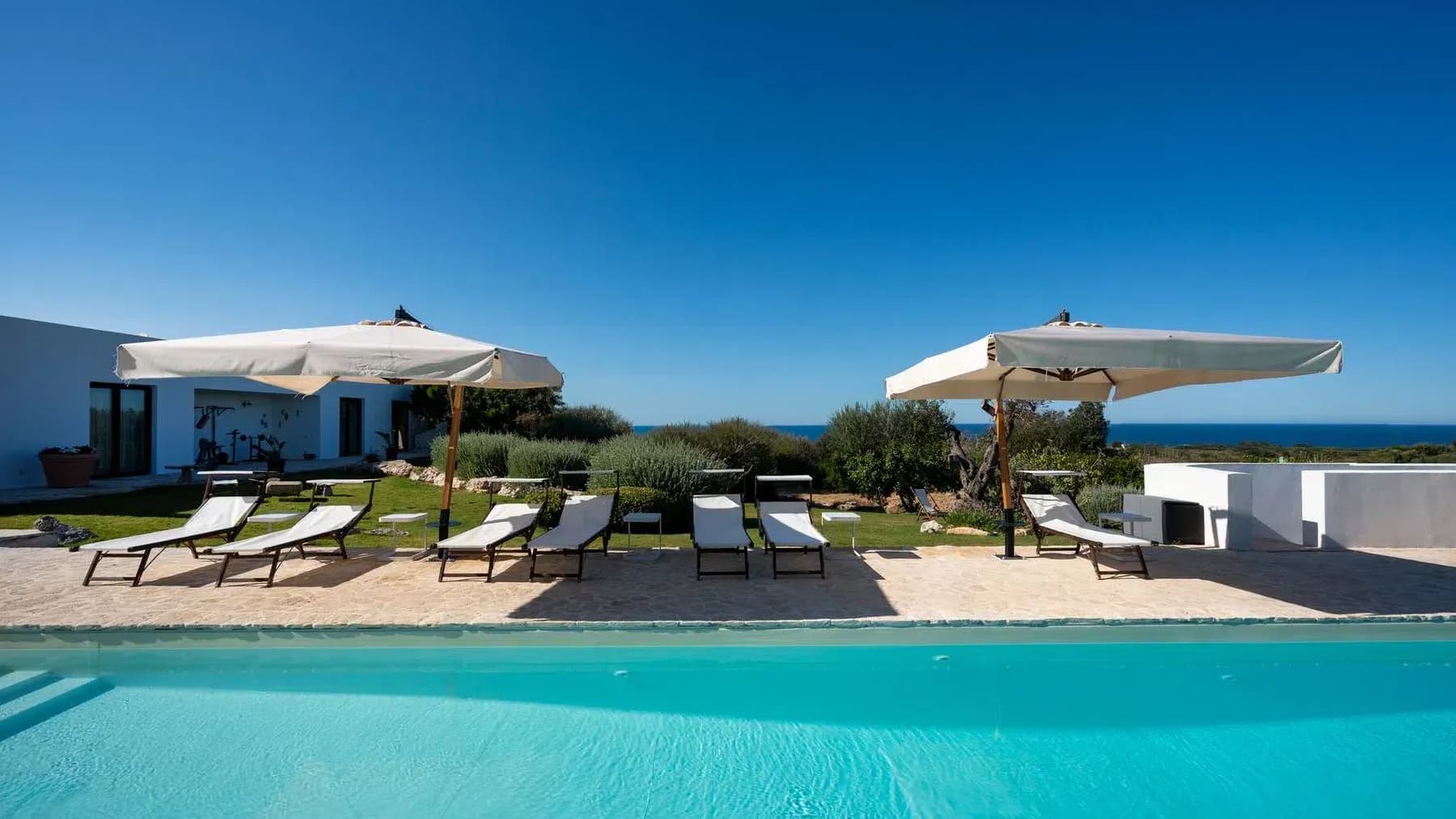 Villa di Prestigio a Carovigno con Vista Mare in Puglia