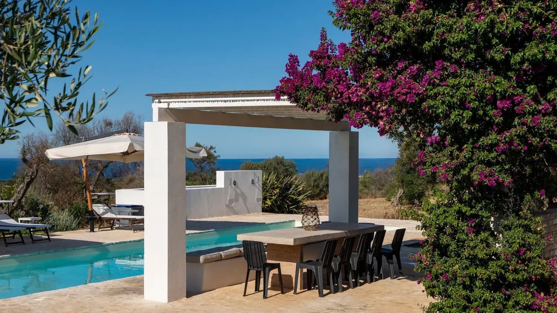 Villa di Prestigio a Carovigno con Vista Mare in Puglia
