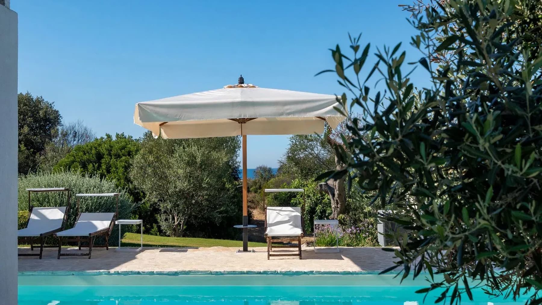 Villa di Prestigio a Carovigno con Vista Mare in Puglia