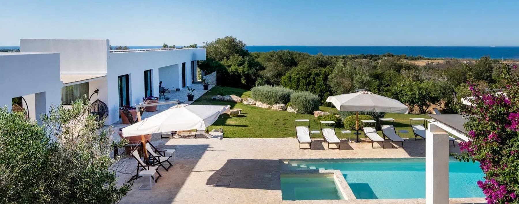Villa di Prestigio a Carovigno con Vista Mare in Puglia