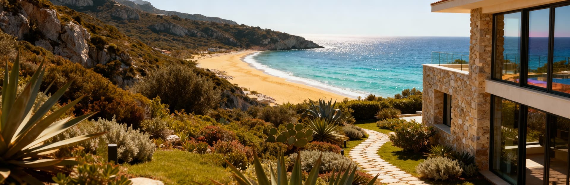 Villa elegante su promontorio calabrese, vista mare, architettura in pietra, giardino mediterraneo e spiaggia dorata.