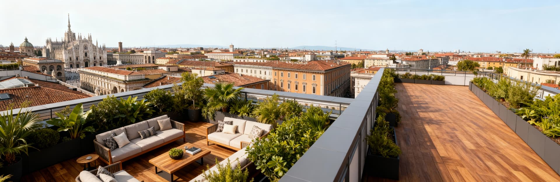 Elegante attico a Milano con terrazza arredata, vista sui tetti storici e il Duomo, perfetto equilibrio tra tradizione e modernità.