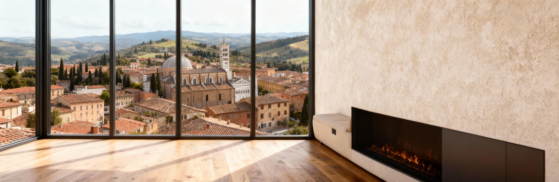 Attico moderno con vetrate panoramiche su Siena, pareti chiare e pavimenti in legno, design minimalista e vista sulle colline toscane.