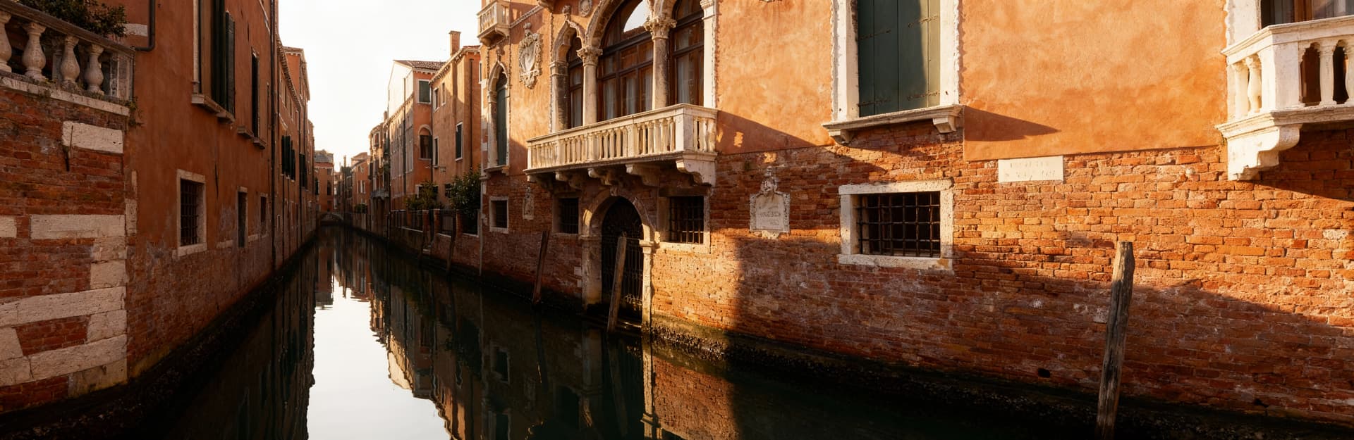 Straordinaria dimora storica a Venezia con dettagli architettonici intricati e riflessi nei canali circostanti.
