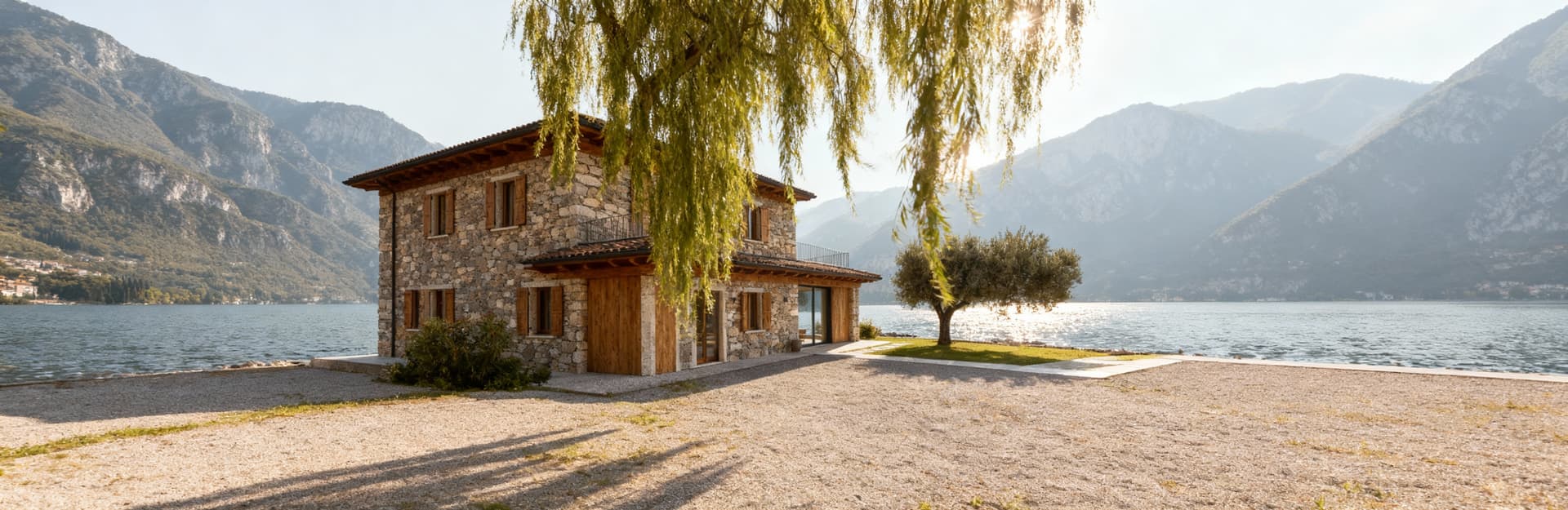 Villa di lusso sul Lago di Garda, con architettura tradizionale e moderna, circondata da un incantevole paesaggio.