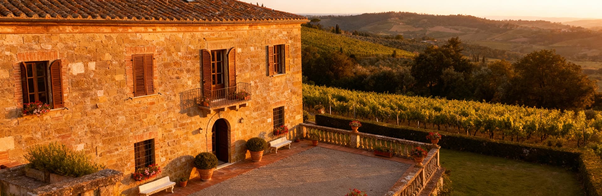 Villa storica in Toscana ad Arezzo, circondata da vigneti e colline, con architettura in pietra e giardini all’italiana.