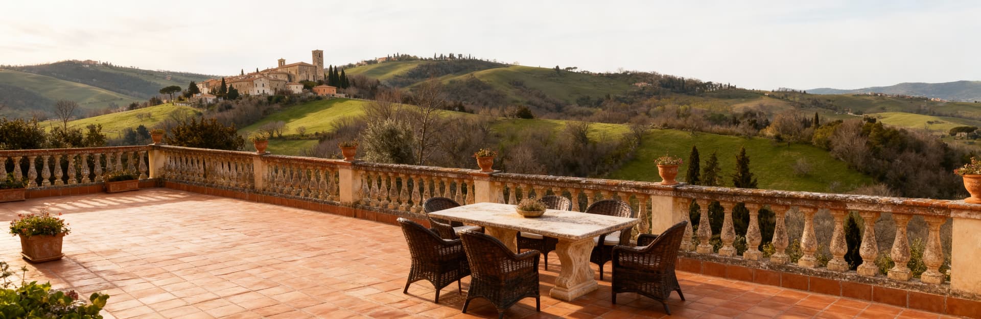 Villa di lusso in vendita nel Lazio, circondata da colline verdi e borghi storici, con ampie terrazze e luce invernale morbida.