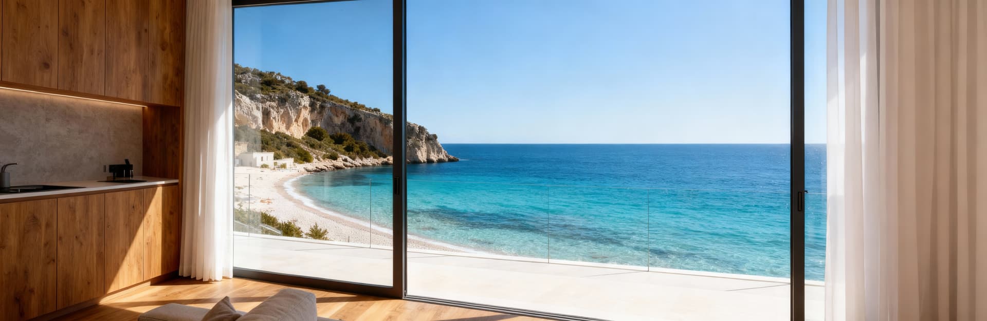 Appartamento moderno con vista su caletta sarda, grandi vetrate e atmosfera elegante di legno e vetro, cielo blu sereno.