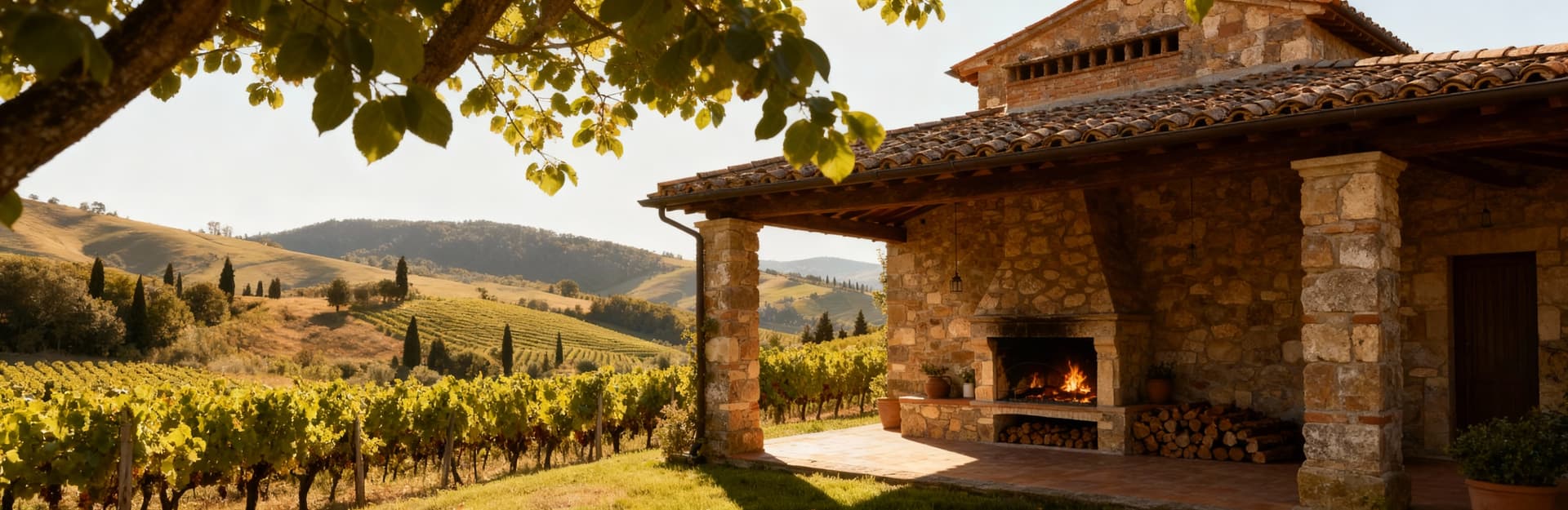 Rustico in pietra immerso nel verde toscano, circondato da colline e vigneti, tettoia in coppi e camino tradizionale.