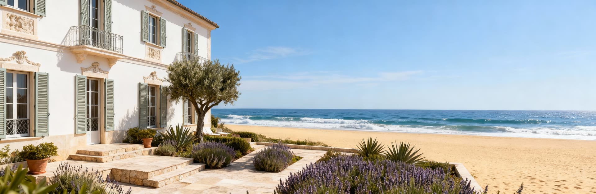Villa di lusso in Toscana con vista mare, giardini curati, spiaggia dorata e cielo azzurro, atmosfera rilassante.