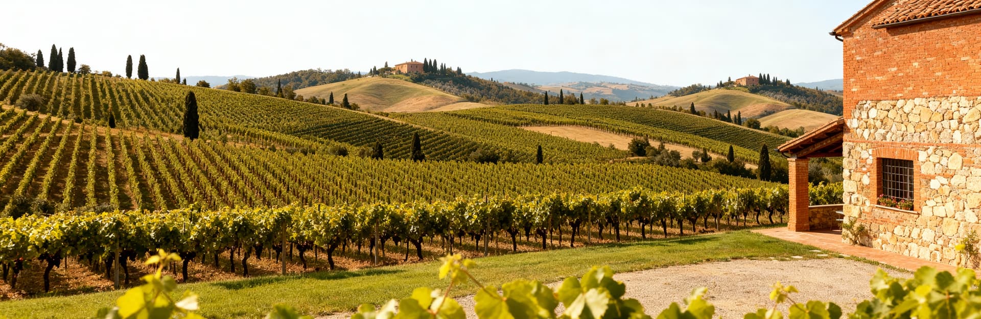 Rustico in vendita a Siena, con facciate in mattoni e dettagli in pietra, immerso tra colline e vigneti toscani.