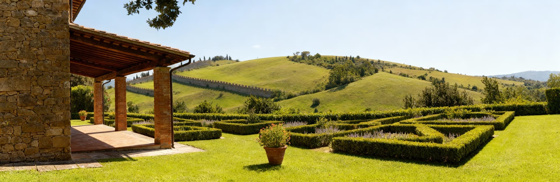 Luxury villas for sale in Lucca, showcasing stunning architecture and scenic Tuscan landscapes, perfect for lifestyle seekers.
