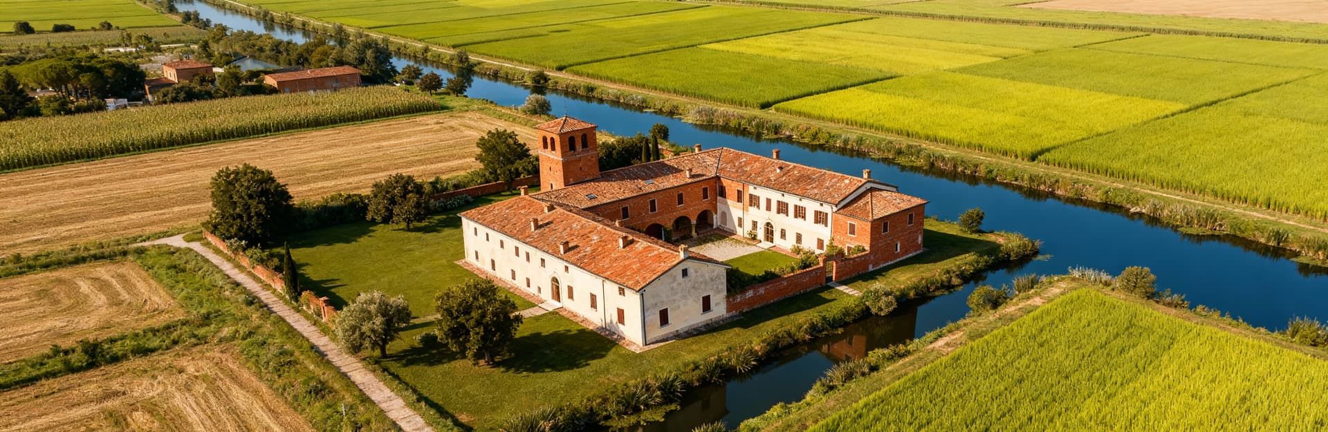 Rustic properties for sale in Lodi province, featuring refurbished farmhouses and historic villas amidst serene agricultural landscapes.