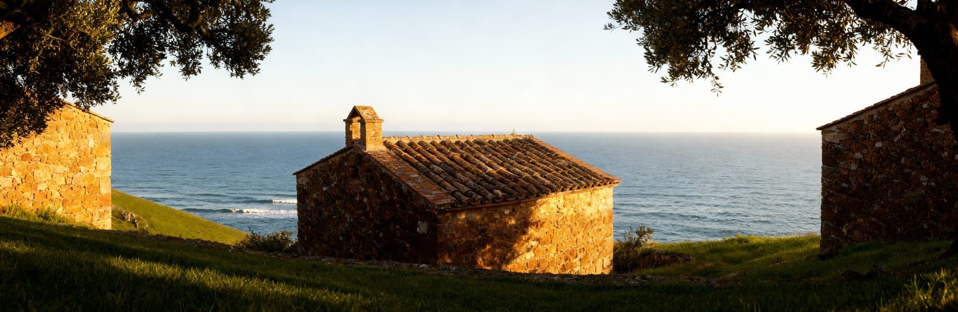 Rustico in vendita a Varese, Lombardia, con muri in pietra, tetto in coppi, uliveti e vista sul mare Adriatico al tramonto.