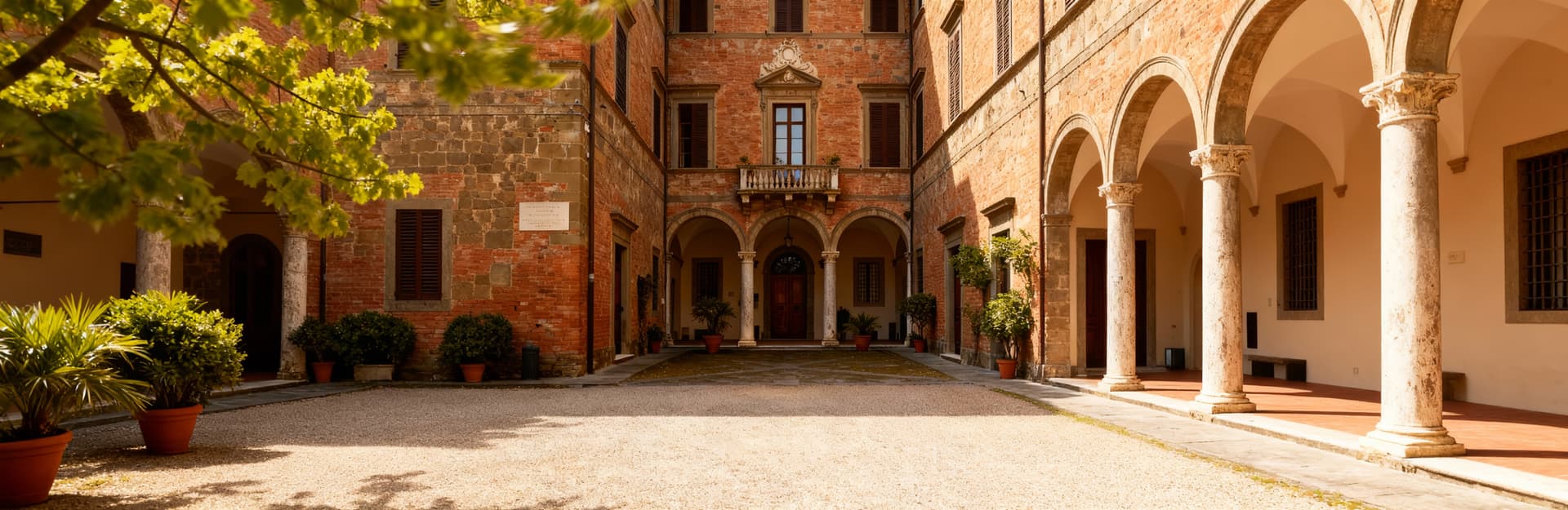 Rustico in vendita a Pisa, storica dimora con dettagli architettonici raffinati e cortile, immersa nella tranquillità primaverile.