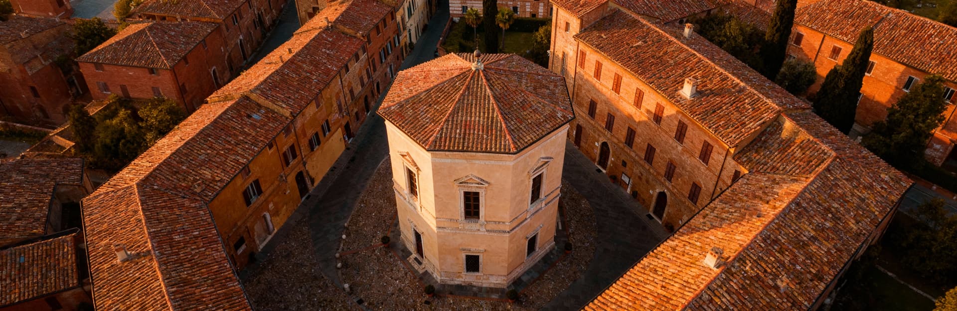 Luxury properties for sale in Siena, Tuscany, featuring elegant villas, historic castles, and stunning views in an exclusive area.