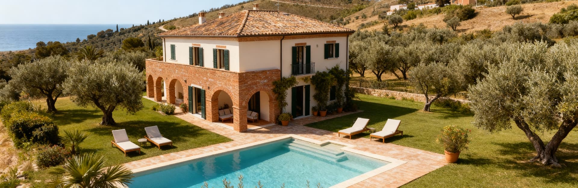 Independent houses for sale in Liguria's Città area, featuring historic architecture and stunning Mediterranean views.