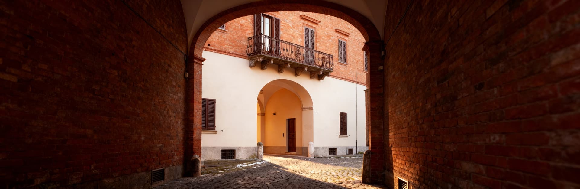 Historic palaces for sale in Umbria's countryside, featuring elegant villas and stunning landscapes, perfect for investment.