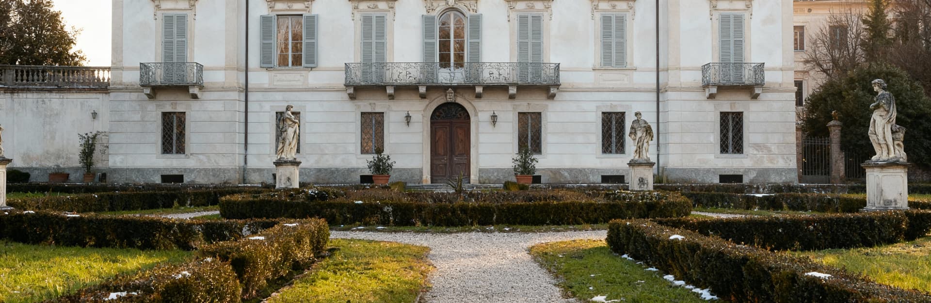 Elegant villas for sale in Cuneo's countryside, surrounded by vineyards and breathtaking landscapes in the stunning Langhe region.