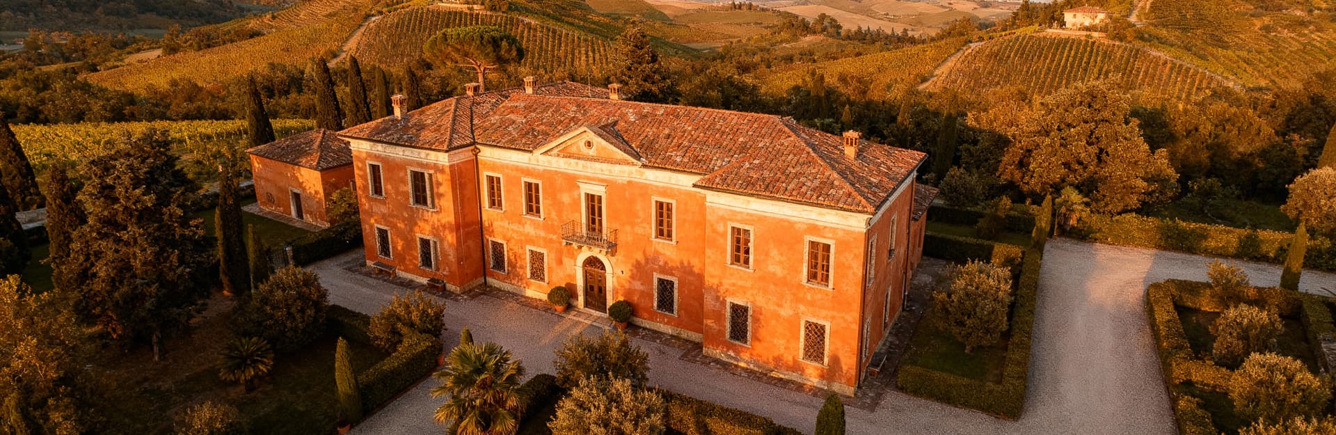 Stunning villas for sale in Rome's Città area, blending historical charm with modern amenities amidst breathtaking views.