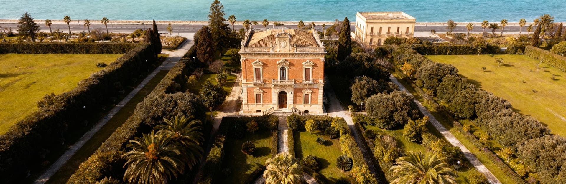 Elegant buildings for sale in Taranto's Città area, showcasing architectural beauty and rich cultural heritage in Puglia.