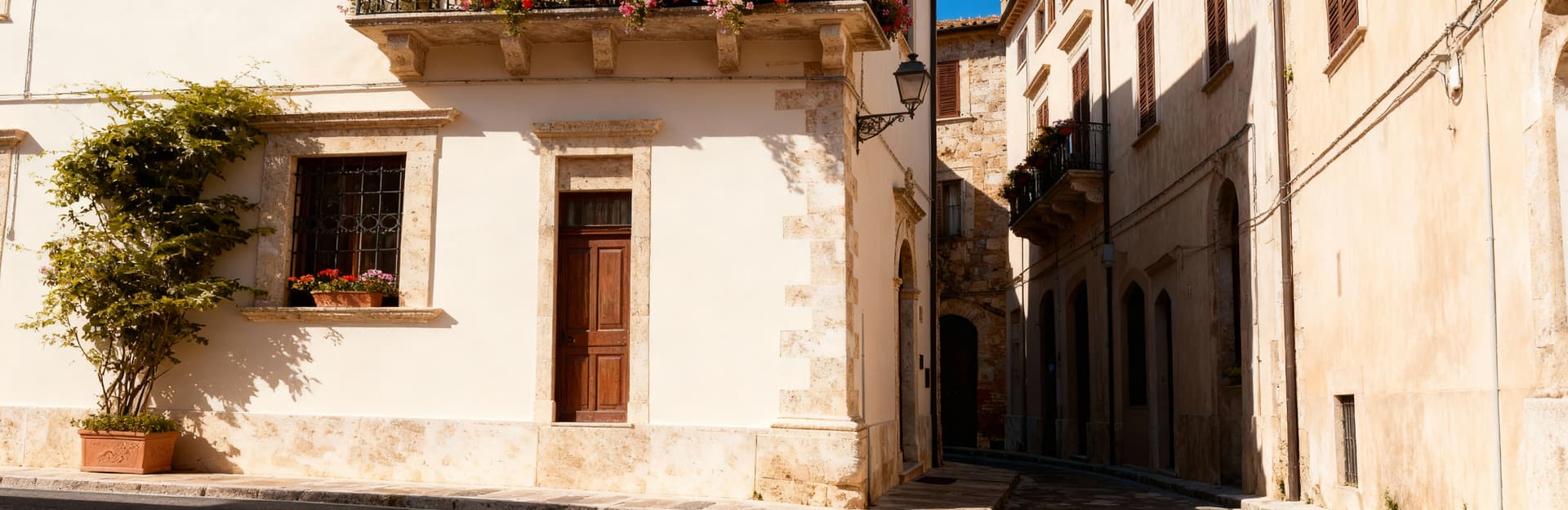 Luxurious villas for sale in Siena, Tuscany, showcasing stunning hills, historic architecture, and beautiful landscapes.