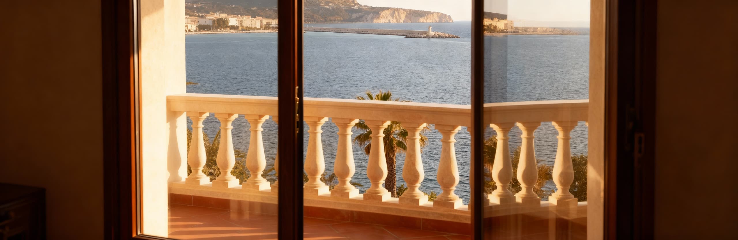 Elegante appartamento in vendita a Cagliari, con vista sul Golfo degli Angeli e luminose finiture in vetro e legno.