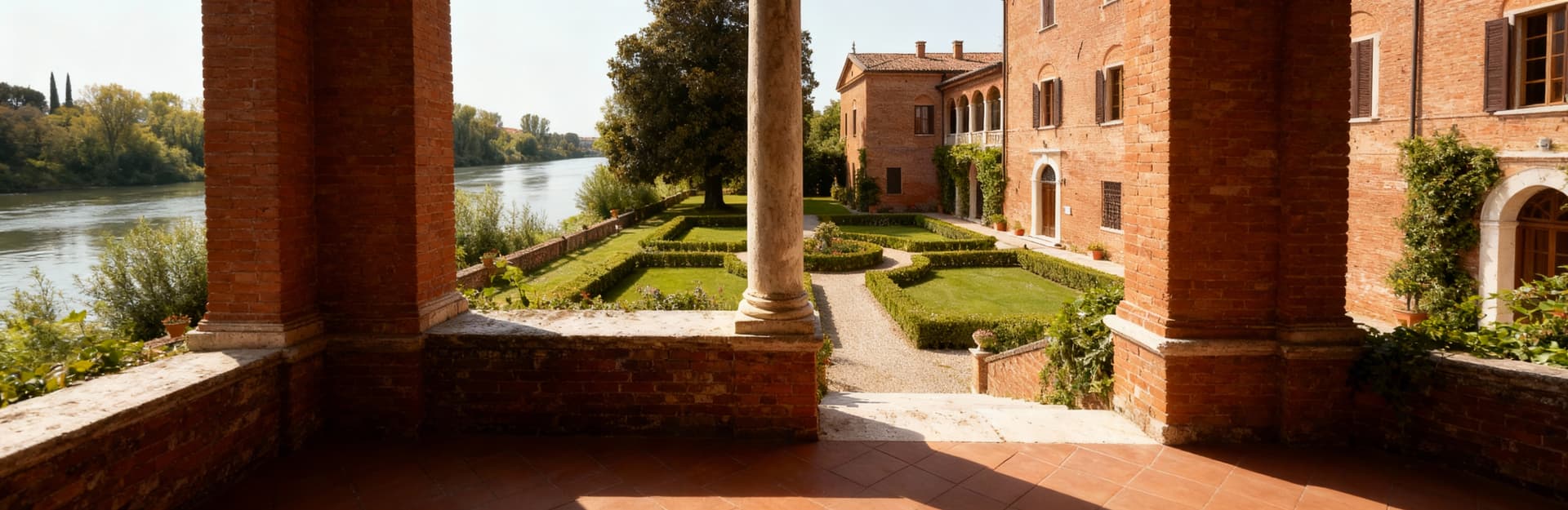 Villa storica di lusso a Ferrara, affacciata sul fiume Po, circondata da verde e con facciate in mattoni. Atmosfera esclusiva.