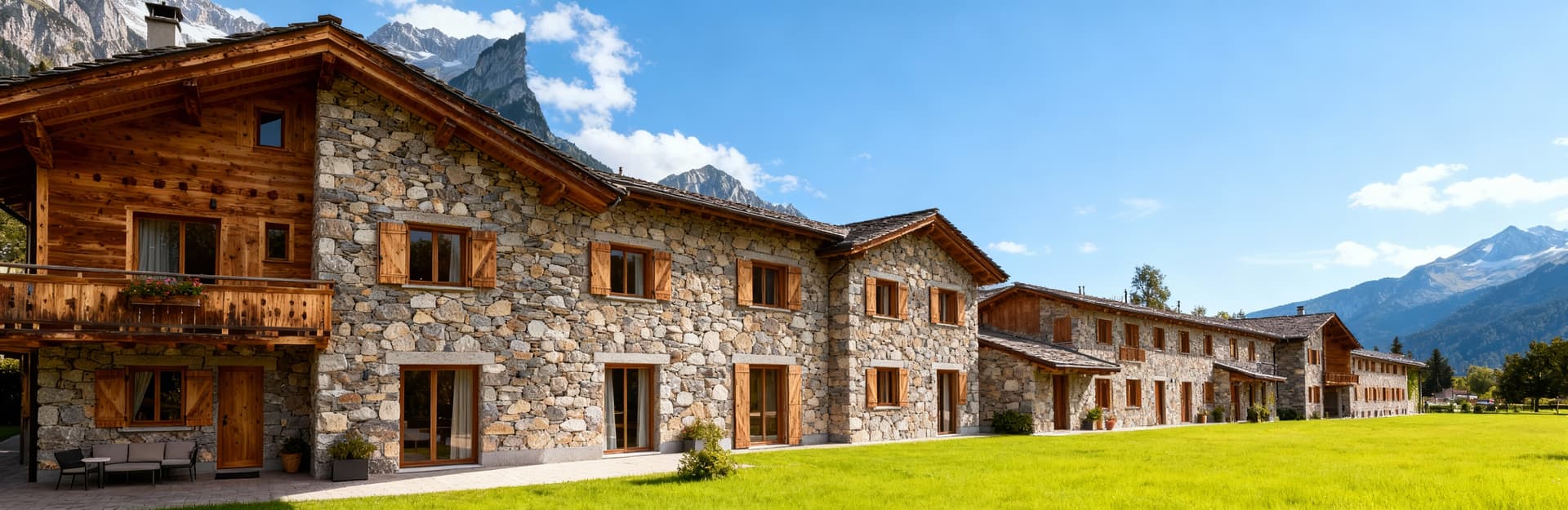 Casa di lusso a Messina, Sicilia, con facciata in legno e pietra, circondata da montagne e prati verdi.