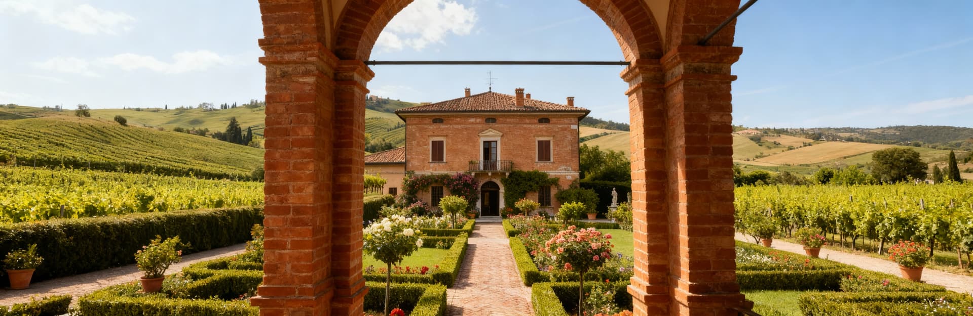 Villa storica a Modena nella zona Campagna, circondata da colline, vigneti e giardini fioriti con architettura emiliana.