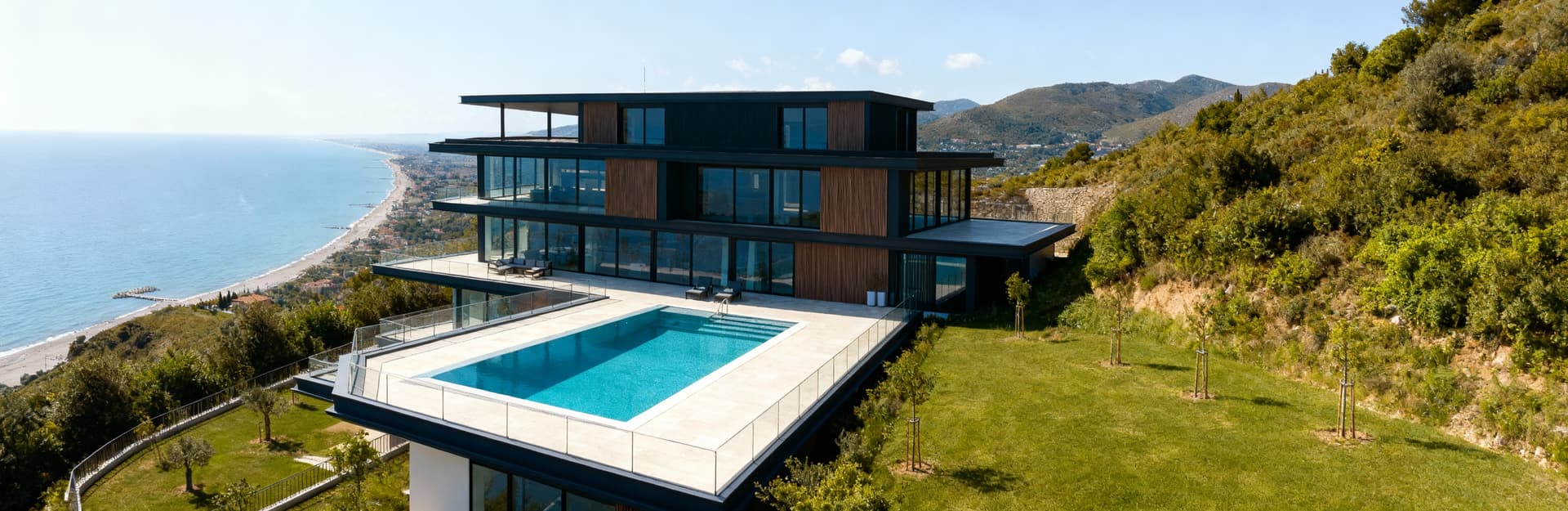 Attico di lusso a Pescara con vista sul mare Adriatico, terrazza con piscina, design in vetro e acciaio, angolo a volo d'uccello.