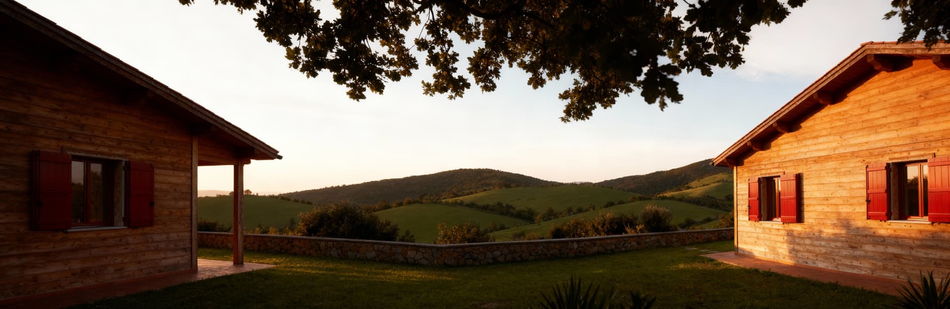 Casa indipendente in vendita a Marciana, Livorno, con facciata in legno e coppi rossi, immersa in un paesaggio collinare verde.