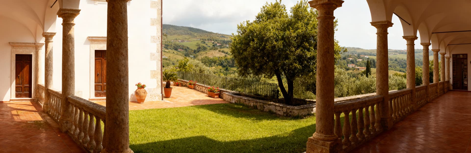 Immobili di prestigio in Calabria, Cosenza: dimora storica tra colline, dettagli architettonici e atmosfera accogliente.