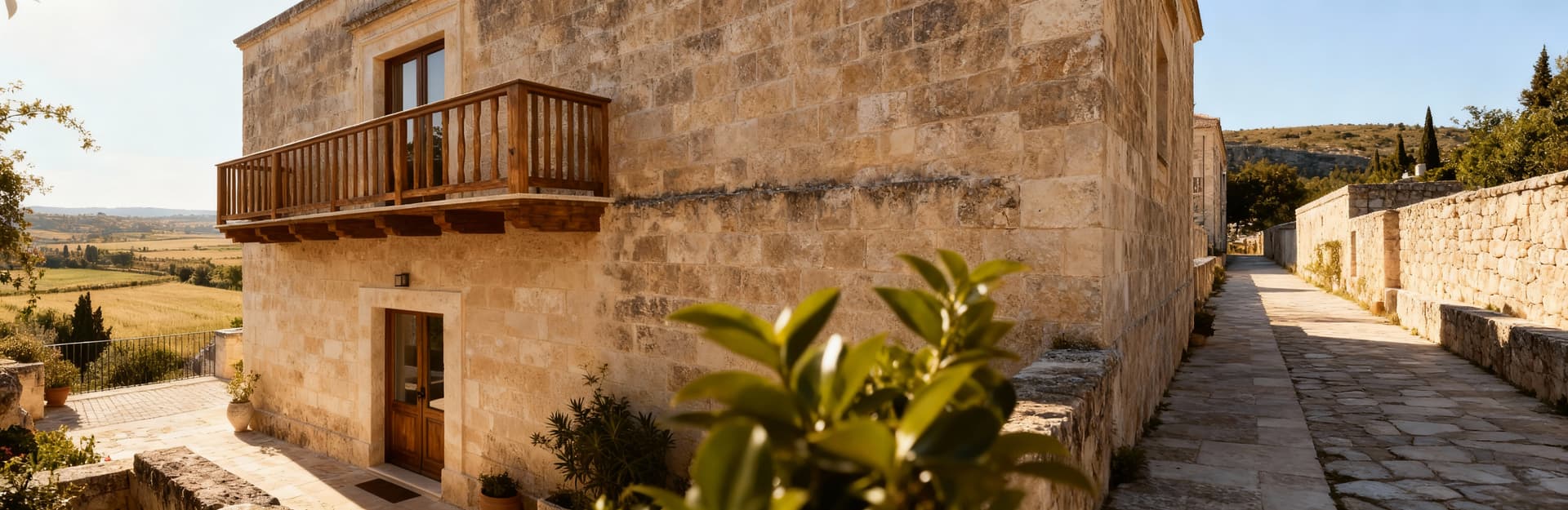 Villa di lusso a Matera, con facciata in pietra e balconi in legno, immersa nel paesaggio dei Sassi d'Abruzzo.