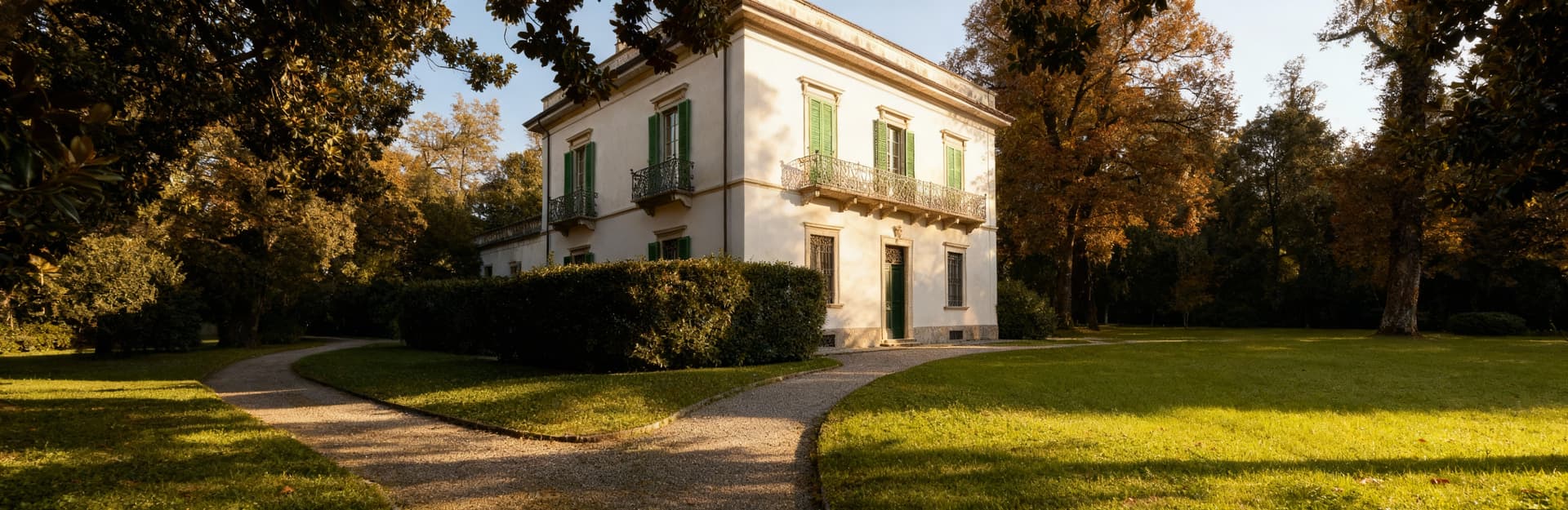 Villa storica in vendita a Padova, circondata da un parco lussureggiante con giardini illuminati dalla luce del mattino.