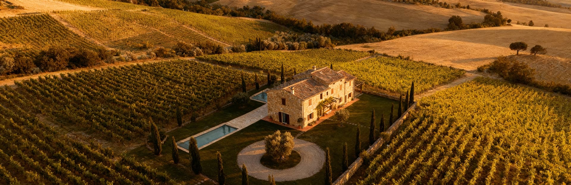 Prestigious country houses for sale in Umbria, surrounded by lush landscapes, offering elegance and timeless investment potential.