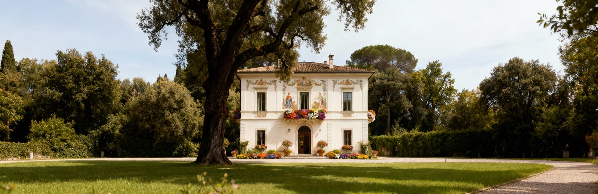 Esclusiva villa storica in Italia, circondata da un parco lussureggiante, eleganza senza tempo con affreschi e fiori colorati.