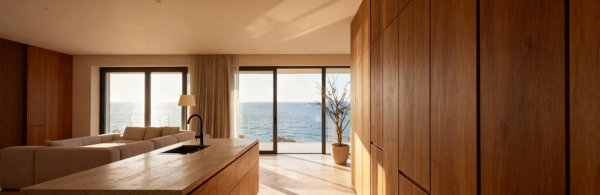 Elegante attico panoramico a Trieste con vista sul mare Adriatico, interni minimalisti illuminati dalla luce del mattino.