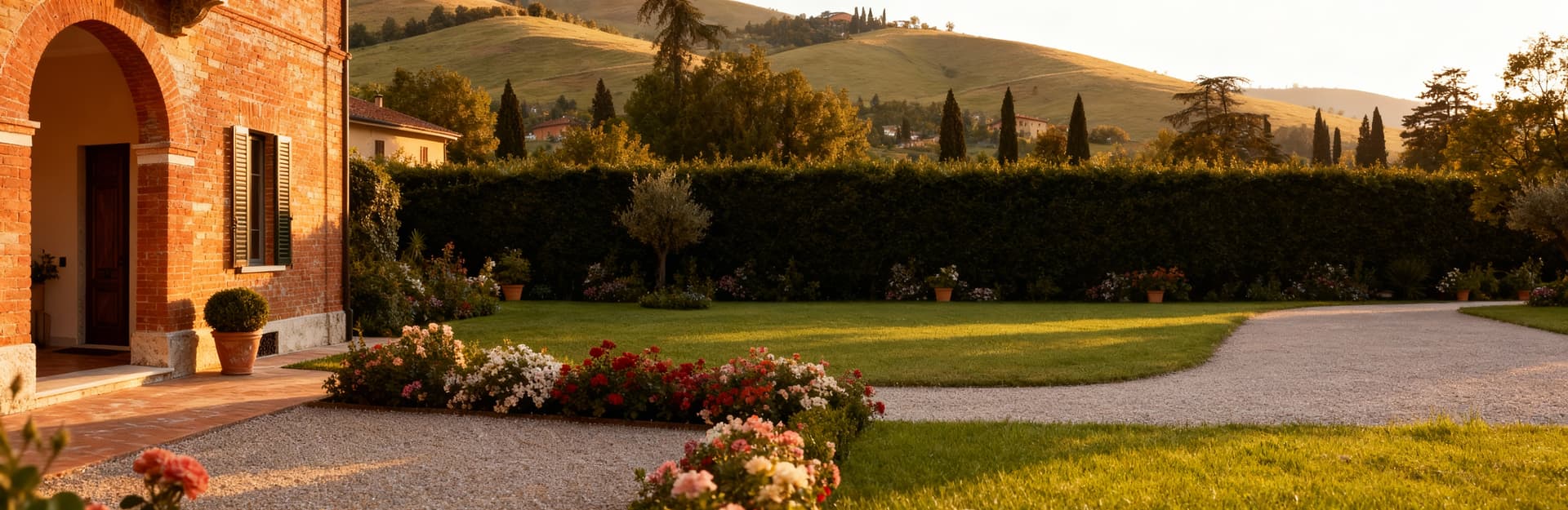 Residenza elegante a Piacenza con giardino fiorito, facciata in mattoni storici e luce del pomeriggio in un contesto sereno.