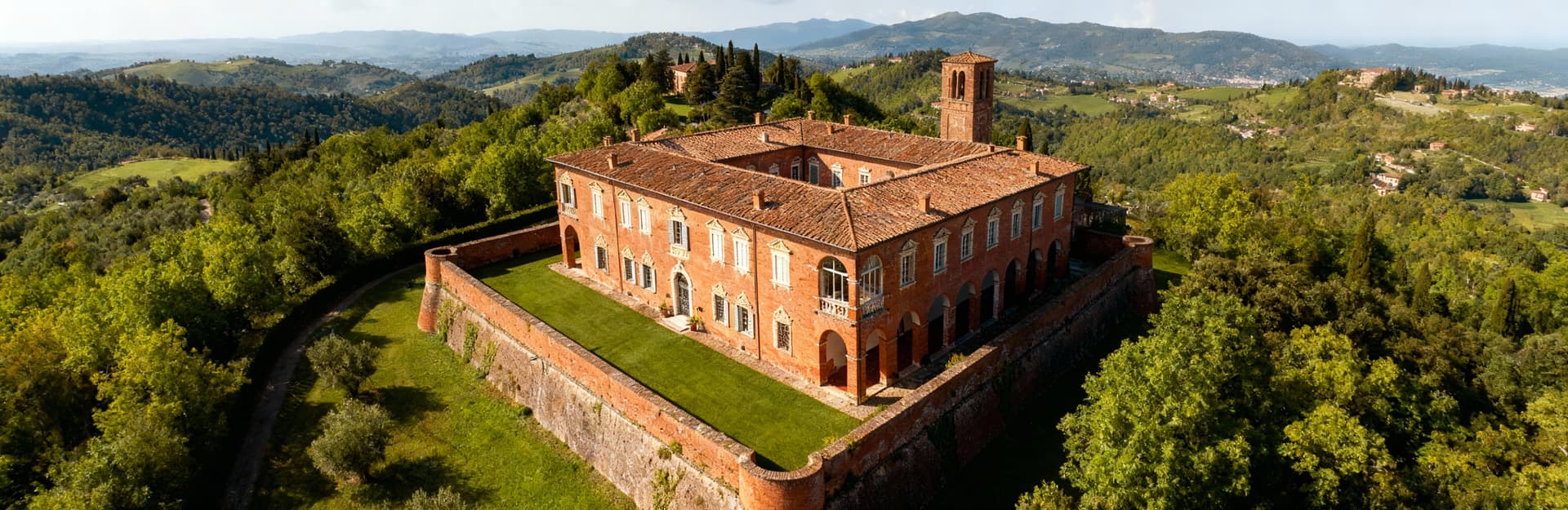 Independent houses for sale in Lucca, a charming Tuscan city rich in history, culture, and picturesque landscapes.