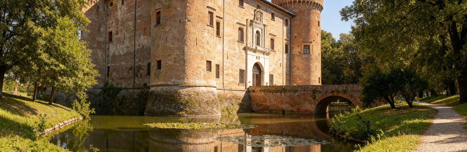 Castello medievale in Alessandria, circondato da parco secolare e laghetto, evidenziato da luce naturale. Case indipendenti in vendita a Versilia.