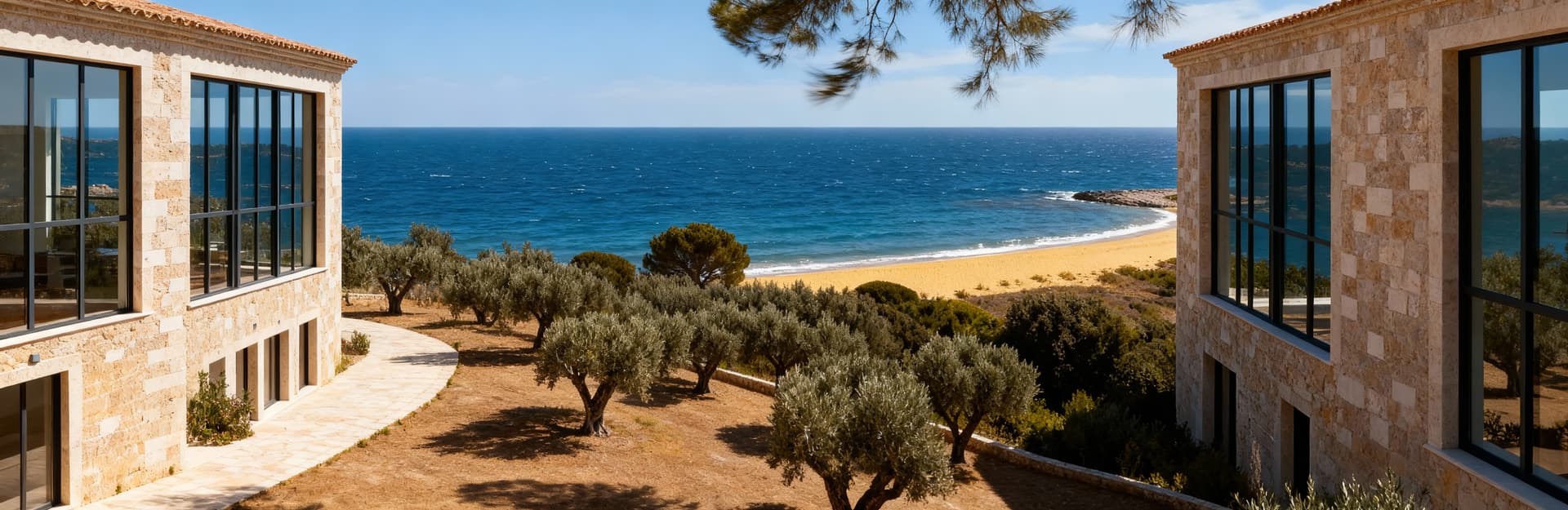 Rustico in vendita a Brindisi, vista panoramica su uliveti e mare, ampie finestre riflettono il cielo blu.